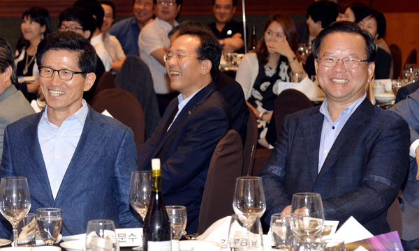 내년 총선에서 대구 수성갑에 출마예정인 김문수(왼쪽) 새누리당 수성갑 당협위원장과 김부겸 새정치민주연합 전 국회의원이 29일 대구시내 한 호텔에서 열린 행사에 나란히 참석해 웃고 있다. 성일권 기자 sungig@msnet.co.kr