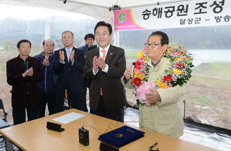 전국노래자랑으로 유명한 MC 송해 씨의 이름을 딴 송해공원을 만들 계획을 세우고 있는 달성군이 사업 추진에 탄력을 받았다. 최근 사유지 매입을 마무리해, 공원 터를 모두 마련한 것이다. 사진은 달성군과 송해 씨의 사업협약 모습. 매일신문 DB