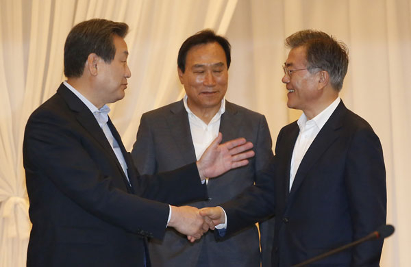 새누리당 김무성 대표와 새정치민주연합 문재인 대표(오른쪽)가 31일 여의도 중소기업 중앙회에서 열린 