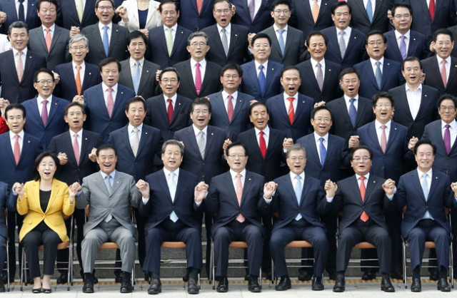 정의화 국회의장과 의원들이 1일 오후 제19대 국회 마지막 정기국회 개회식을 마친 뒤 본청 앞 계단에서 기념촬영을 하고 있다. 연합뉴스