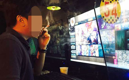 1일 오후 대구 한 PC방에서 손님이 담배를 피우며 게임을 하고 있다. PC방을 비롯한 카페와 음식점까지 전면 금연이 시행됐지만 상당수 PC방에서는 실내흡연이 계속되고 있다. 김영진 기자 kyjmaeil@msnet.co.kr