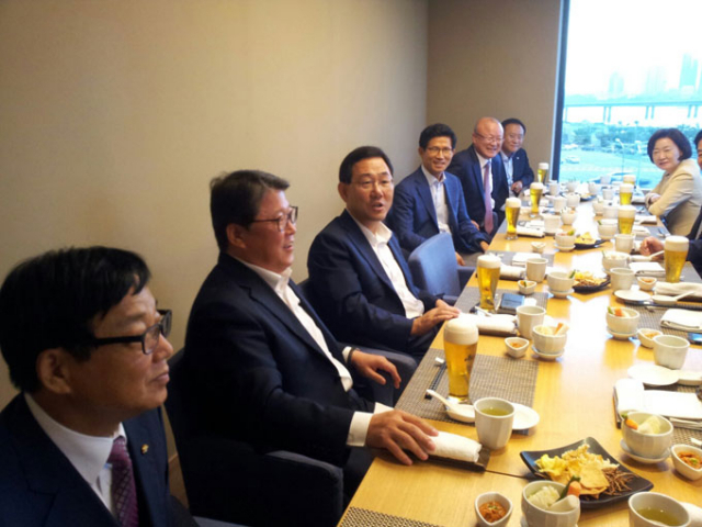 2일 서울 여의도의 한 식당에서 대구 새누리당 국회의원들이 모여 식사를 하고 있다. 이 자리에는 김무성 새누리당 대표와 김문수 대구 수성갑 당협위원장도 참석했다. 황수영 기자