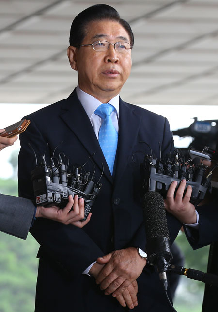 포스코 비리 의혹의 정점으로 여겨지는 정준양 전 포스코그룹 회장이 3일 검찰 조사를 받기 위해 서울 서초구 서울중앙지검에 출석, 취재진의 질문에 답하고 있다. 연합뉴스