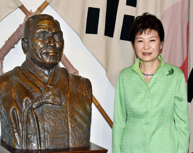 박근혜 대통령이 4일 중국 상하이에서 열린 대한민국 임시정부 청사 재개관식에 참석, 임시정부 회의실에 있는 백범 김구 선생 흉상 앞에서 기념 촬영을 하고 있다. 연합뉴스