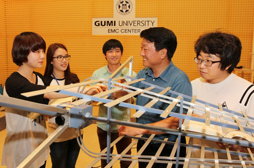 구미대가 3년 연속으로 실질적 반값 등록금을 실현, 주목을 끌고 있다. 1. 구미대 전경 2. 구미대 학생들이 전자파연구소에서 실습에 여념이 없다. 구미대 제공