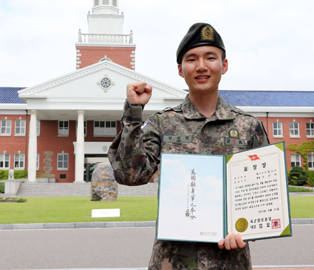 남북 대치 분위기에서 전역을 연기했던 계명대 김진한 씨가 육군참모총장 표창장을 들어 보이고 있다. 계명대 제공