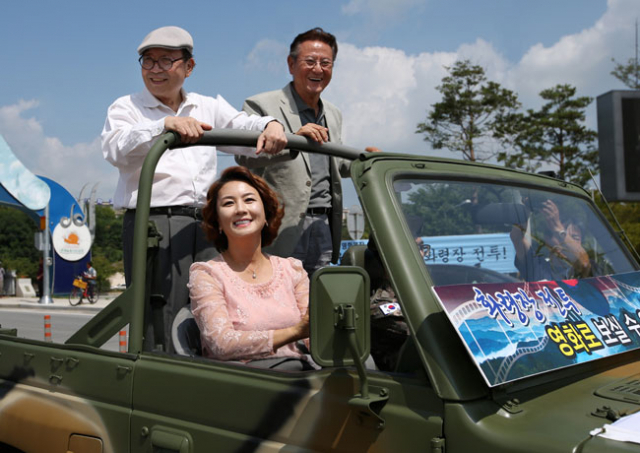 4일 상주시내에서 펼쳐진 육군 50사단의 상주 화령장전투 전승기념 시가행진에서 배우 신구, 박근형, 김혜선 씨가 육군 지프에 탑승해 상주 화령장전투 영화 제작을 홍보하고 있다. 고도현 기자