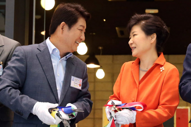 박근혜 대통령이 7일 대구를 찾아 권영진 대구시장으로부터 지역 업무보고를 받았다.