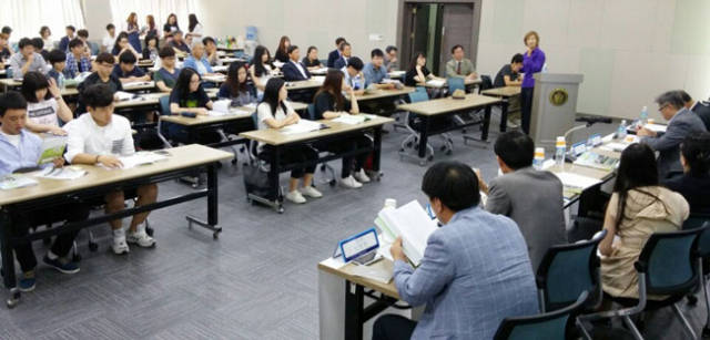 경산 팔공산 갓바위의 세계문화유산 등재를 위한 방안을 찾아보는 국제 학술대회가 지난 3일 경일대에서 열렸다. 세미나에 참석한 시몬 천 미국 하버드대 한국학연구소 연구원이 주제발표를 하고 있다. 경산시 제공