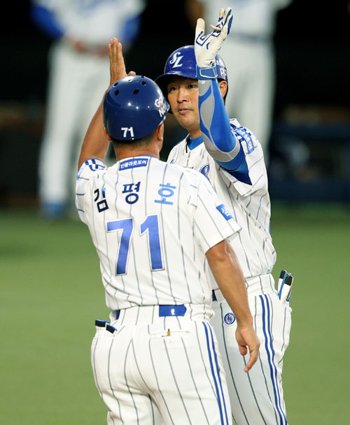 삼성 라이온즈 박한이가 8일 대구시민야구장에서 열린 kt 위즈와의 경기에서 1회말 선제 1점 홈런을 친 뒤 김평호 1루 코치의 환영을 받고 있다. 삼성 라이온즈 제공