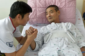 심근경색으로 쓰러져 한 달째 병원에 누워있는 김니콜라이 씨 가족은 감당할 수 없는 병원비에 힘겨워하고 있다. 성일권 기자 sungig@msnet.co.kr