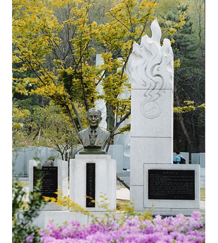 대구시 두류공원 인물 동산에 있는 애국지사 박희광 선생 동상과 통일 염원 태극 횃불 조각상은 1997년 8월 15일 제막됐다. 박희광 선생 기념사업회 사무처 제공