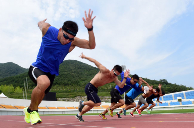 20여 일 앞으로 다가온 2015 경북문경 세계군인체육대회에 출전할 우리나라 대표 선수인 국군체육부대(상무) 선수들이 구슬땀을 흘리며 연습에 매진하고 있다. 국군체육부대는 이번 대회에서 금메달 20개 등 역대 최고 성적인 3위를 목표로 했다. 2015 경북문경 세계군인체육대회 조직위 제공