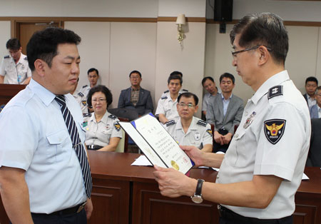대구은행 노원동지점 청원경찰 박명석(왼쪽) 씨가 이상식 대구경찰청장으로부터 전화금융사기 피해를 막은 공로로 감사장을 받고 있다. 대구경찰청 제공