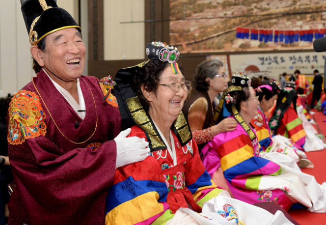 경상북도 장수부부 전통 회혼례가 8일 오전 경북 경주 하이코(HICO)에서 열린 가운데 혼례에 참석한 한 노부부가 활짝 웃고 있다. 결혼 68주년을 맞는 류주수-천나이 부부는 