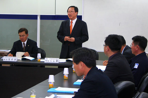 경북대 이상룡(가운데 선 사람) 기계공학부 교수가 지역 기업체 대표들과 경북대 산학협력단 기술지원 방안을 논의하고 있다. 경북대 제공