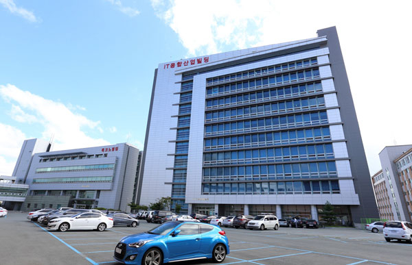 경북대 교내 테크노빌딩과 IT융합산업빌딩에서는 초기 창업자와 벤처기업들이 산학 지원을 받으며 창업 성공의 꿈을 키워가고 있다. 경북대 제공