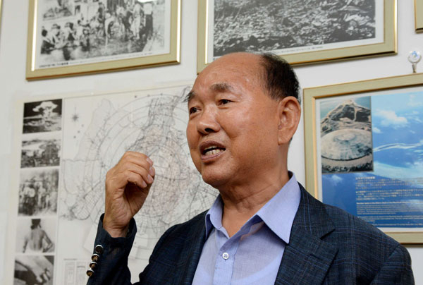 일본 정부와 4년간 긴 싸움 끝에 치료비 전액 지급 확정판결을 받은 원폭 피해자 이홍현 씨가 9일 오후 한국원폭피해자협회 대구경북지부 사무실에서 취재진의 질문에 답하고 있다. 김영진 기자 kyjmaeil@msnet.co.kr