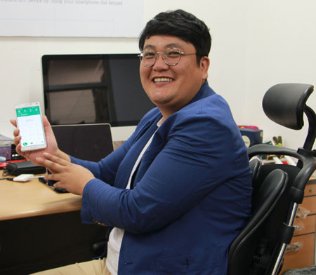 경북테크노파크 입주기업인 (주)앤빌리지의 최영민 대표는 첫 창업의 실패를 딛고, 스마트폰과 사물인터넷 기술을 이용한 재창업에 성공했다. 경북TP 제공
