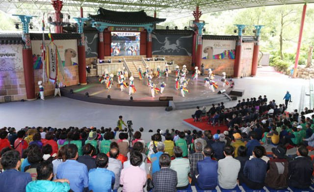 실크로드 경주 2015 청도군 문화의 날 행사가 9일 경주세계문화엑스포공원에서 열려 참석한 관람객들의 눈길을 사로잡았다. 청도군 제공