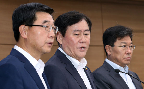 최경환(가운데) 경제부총리 겸 기획재정부 장관이 11일 정부세종청사에서 