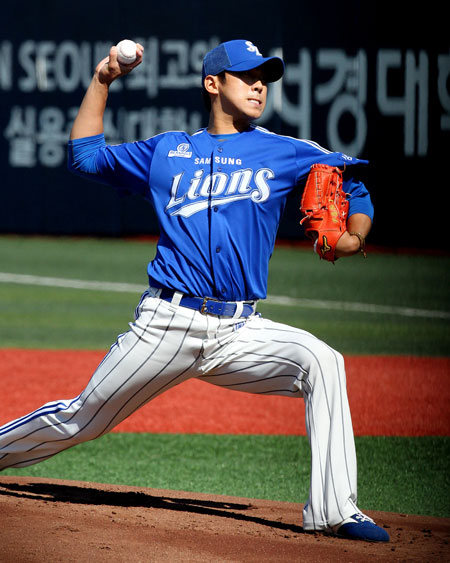 13일 서울 목동야구장에서 열린 넥센전에서 개인 시즌 최다인 16승을 기록한 삼성 선발투수 윤성환이 역투하고 있다. 삼성 라이온즈 제공