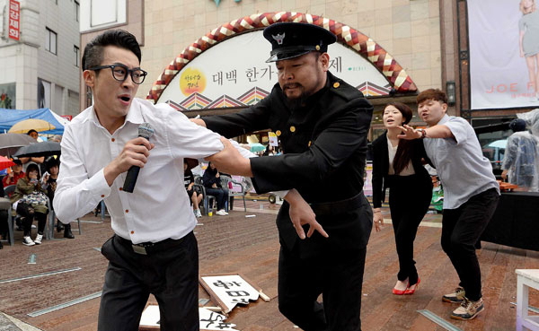 몽향 최석채 주필 필화 사건(백주의 테러) 60주년 기념 실경연극이 12일 오후 대구 동성로 대구백화점 앞 야외무대에서 열렸다. 최석채 주필이 국가보안법 위반 혐의로 경찰에 체포되는 장면. 김영진 기자 kyjmaeil@msnet.co.kr