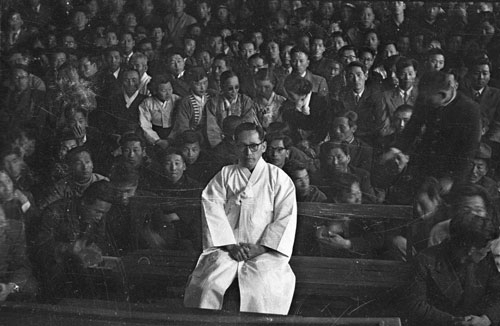 1955년 11월8일 최석채 주필의 1심 공판이 열린 대구지법에서 많은 사람들이 판결을 지켜보고 있다.