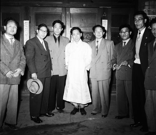 최석채 주필(가운데)이 언도 공판에서 무죄선고를 받고 풀려난 후 동료들과 기념촬영을 하고 있다.(1955.12.6 신)