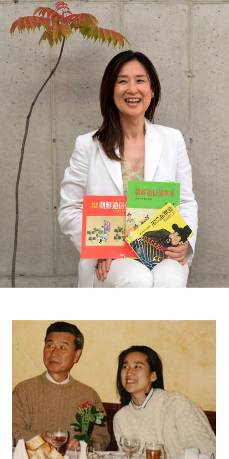 신이화(오른쪽) 씨가 영국에 머물 때인 1993년, 영국의 한 식당에서 아버지와 함께 찍은 사진이다.