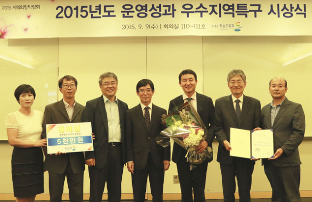 청도반시나라 특구가 3년 연속 우수 지역특구로 선정돼 중소기업청장 표창과 포상금을 수상했다. 청도군 제공