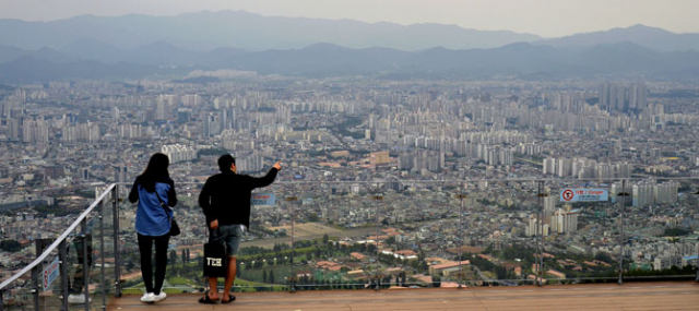 대구시가 대구의 미래 모습을 시민과 함께 그리기 위해 시민참여단, 시민원탁회의 등 각종 방안을 마련, 시민들의 의견 구하기에 나섰다. 사진은 앞산 전망대에서 본 2015년 현재의 대구도심 전경으로 2030년엔 어떻게 바뀔지 주목된다. 성일권 기자 sungig@msnet.co.kr