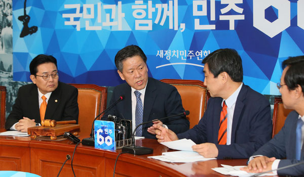 문재인 대표가 빠진 가운데 14일 국회에서 열린 새정치민주연합 최고위원회의에서 이종걸 원내대표와 주승용 최고위원이 발언 순서를 논의하고 있다. 왼쪽부터 전병헌
