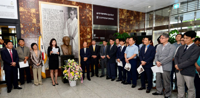 세계언론자유영웅 50인, 몽향 최석채 주필 필화 사건 60주년 기념식이 14일 오후 매일신문사 1층 로비 최석채 주필 흉상 앞에서 여창환 사장을 비롯한 임직원들이 참석한 가운데 열렸다. 김의정 기자가 