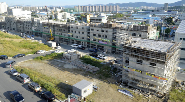 대구선 폐선 부지 곳곳이 난개발로 몸살을 않고 있다. 14일 대구 동구 각산동 대구선 부지에 다가구주택 10여 채가 한꺼번에 공사가 진행되고 있다. 성일권 기자 sungig@msnet.co.kr