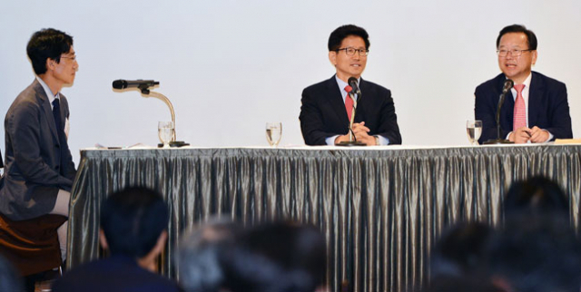 20대 총선 대구 수성갑 출마예정자인 김문수 전 경기도지사와 김부겸 전 새정치민주연합 의원이 14일 오후 대구 그랜드호텔에서 열린 