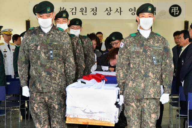 15일 경산시 하양읍 국군대구병원에서 엄수된 고(故) 김원정(27) 상사의 영결식에서 김 상사의 어머니가 아들의 관이 운구차로 옮겨질 때 \