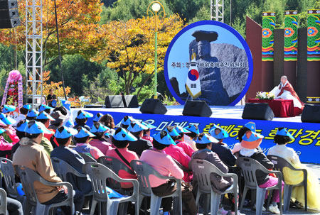 지난해 경산갓바위축제에서 은해사 주지 돈관 스님이 법문을 하는 장면.