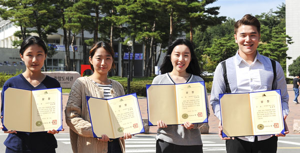 대구시 시민정책 제안 공모에서 은상을 받은 대구가톨릭대 학생들. 왼쪽부터 김다희, 서정화, 안희진, 김동우 씨. 대가대 제공
