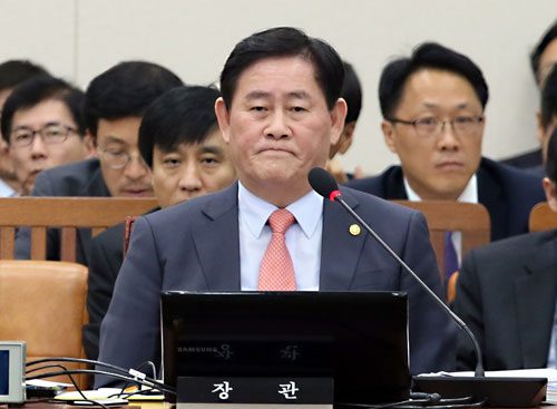 최경환 기획재정부 장관이 15일 국회 기획재정위원회에서 진행된 기획재정부 국정감사에서 굳은 표정을 짓고 있다. 연합뉴스