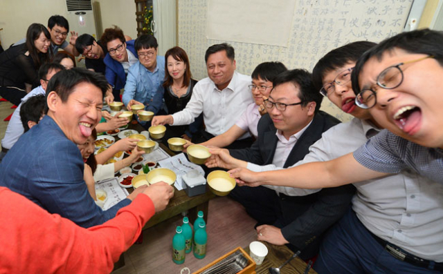 경북도 김현기 부지사가 지난 14일 북구의 한 음식점에서 7급 이하 직원들과 막걸리잔을 기울이며 소통의 시간을 가졌다. 경북도 제공