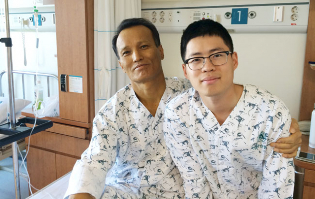 급성 간부전에 걸린 아버지를 위해 기꺼이 자신의 간을 이식한 이수현(오른쪽) 중위와 그의 아버지가 수술 성공 후 환한 미소를 짓고 있다. 해병대 제공