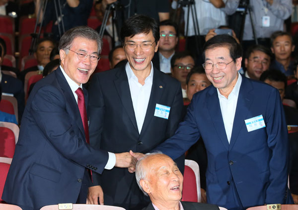 새정치민주연합 문재인 대표, 안희정 충남지사, 박원순 서울시장(왼쪽부터)이 16일 국회 의원회관에서 열린 제2차 중앙위원회의에서 인사를 나누고 있다. 연합뉴스