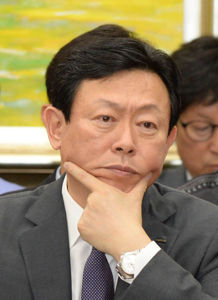 신동빈 롯데그룹 회장이 17일 오후 국회에서 열린 정무위원회 공정거래위원회 국정감사에서 증인으로 출석해 의원들의 질의를 경청하고 있다. 2015.9.17/연합뉴스