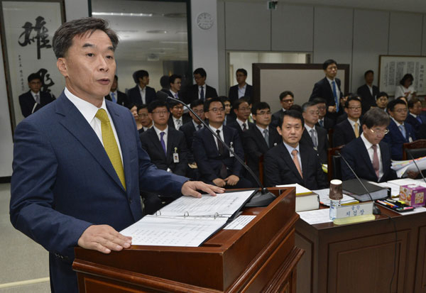 18일 대구지방검찰청에서 열린 국회법사위의 대구고.지검 국정감사에서 김경수 대구고검장(왼쪽)이 업무현황 보고를 하고 있다. 우태욱 기자 woo@msnet.co.kr