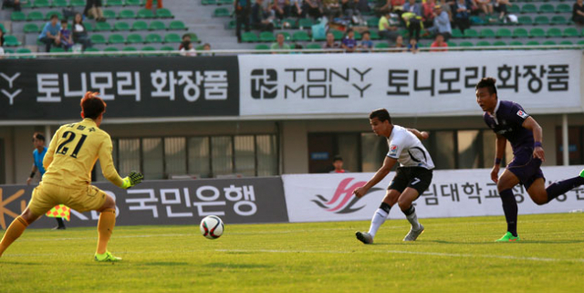 대구FC의 조나탄이 20일 오후 4시 안양종합운동장에서 열린 K리그 챌린지 안양과의 원정 경기에서 골을 터뜨리고 있다. 대구FC 제공