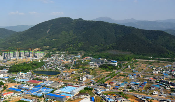 달성군 청사의 주산인 금계산. 풍수지리상 