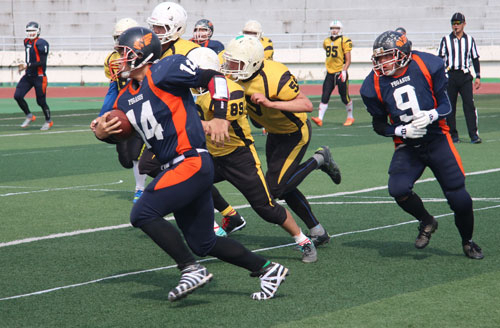 19일 열린 대구경북 미식축구 추계 대학리그 경기에서 영남대 러닝백 박성범(14번)이 대구가톨릭대의 측면을 돌파하고 있다. 대구경북미식축구협회 제공