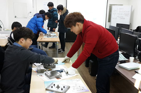 대구대 일학습병행제 듀얼 공동훈련센터에서 지역기업 신입 직원들이 금형 제작 및 조립교육을 받고 있다. 대구대 제공