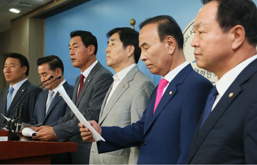 선거구획정위원회가 내년 4월 20대 총선의 지역구 수를 244∼249개 범위에서 정하겠다고 발표하면서 농어촌 지역 선거구가 줄어들 것으로 예상되자 여야 농어촌 지방 주권지키기 모임의 국회의원들이 21일 국회 정론관에서 대책 마련을 촉구하고 있다. 연합뉴스